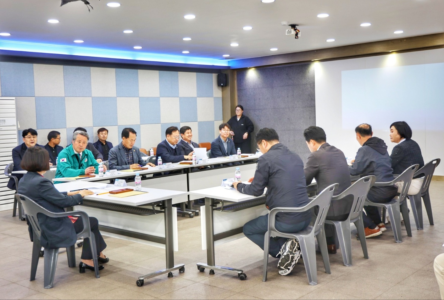 '제336회 농림수산위원회 현지시찰' 게시글의 사진(5) '2025-04-10 제336회 농림수산위원회 현지시찰 (5) 동송농협.jpg'
