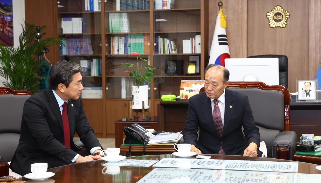 '강원특별자치도의회 방문(제10대 강원시군의장협의회 임원)' 게시글의 사진(4) '2026-09-30 강원특별자치도의회 방문(제10대 강원시군의장협의회 임원) (3).jpg'