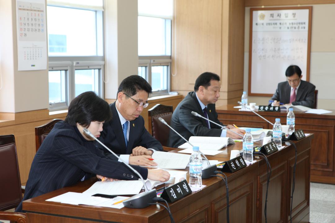 '207회 제4차 농림수산위원회' 게시글의 사진(2) '2011-02-24 207회 제4차 농림수산위원회 (2).jpg'