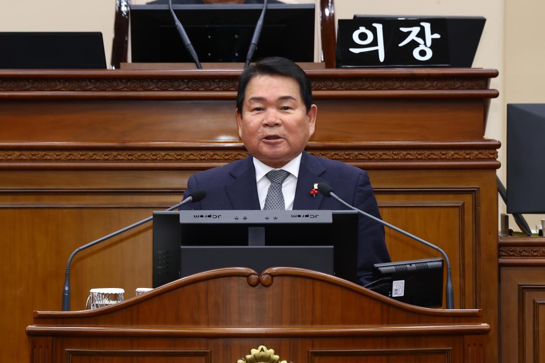 '제344회 제3차 본회의' 게시글의 사진(37) '2026-04-03 제344회 제3차 본회의 (38) 추가경정예산안통과에따른 감사인사 신경호교육감.jpg'