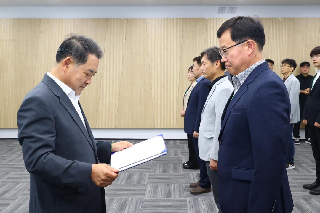 '강원특별자치도의회사무처 공무원 임용장 수여식' 게시글의 사진(4) '2025-07-22 강원특별자치도의회사무처 공무원 임용장 수여식 (4).jpg'