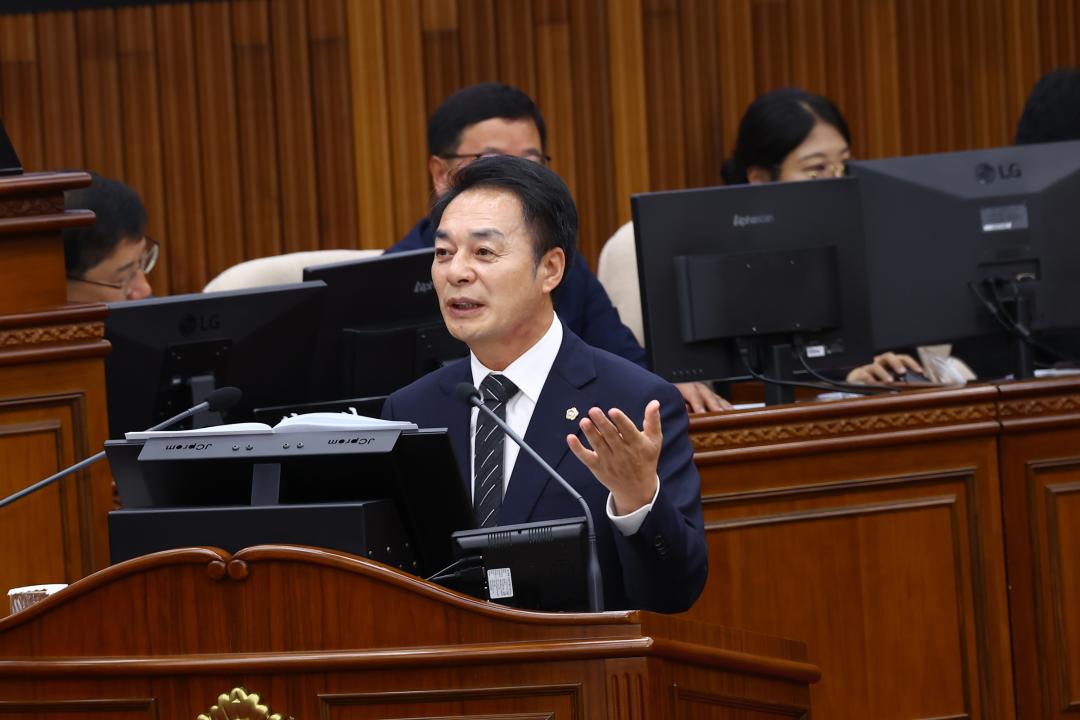 '제341회 제4차 본회의(제3차 도정 및 교육행정에 관한 질문)' 게시글의 사진(35) '2025-10-22 제341회 제4차 본회의(제3차 도정 및 교육행정에 관한 질문) (36) 강정호의원.jpg'