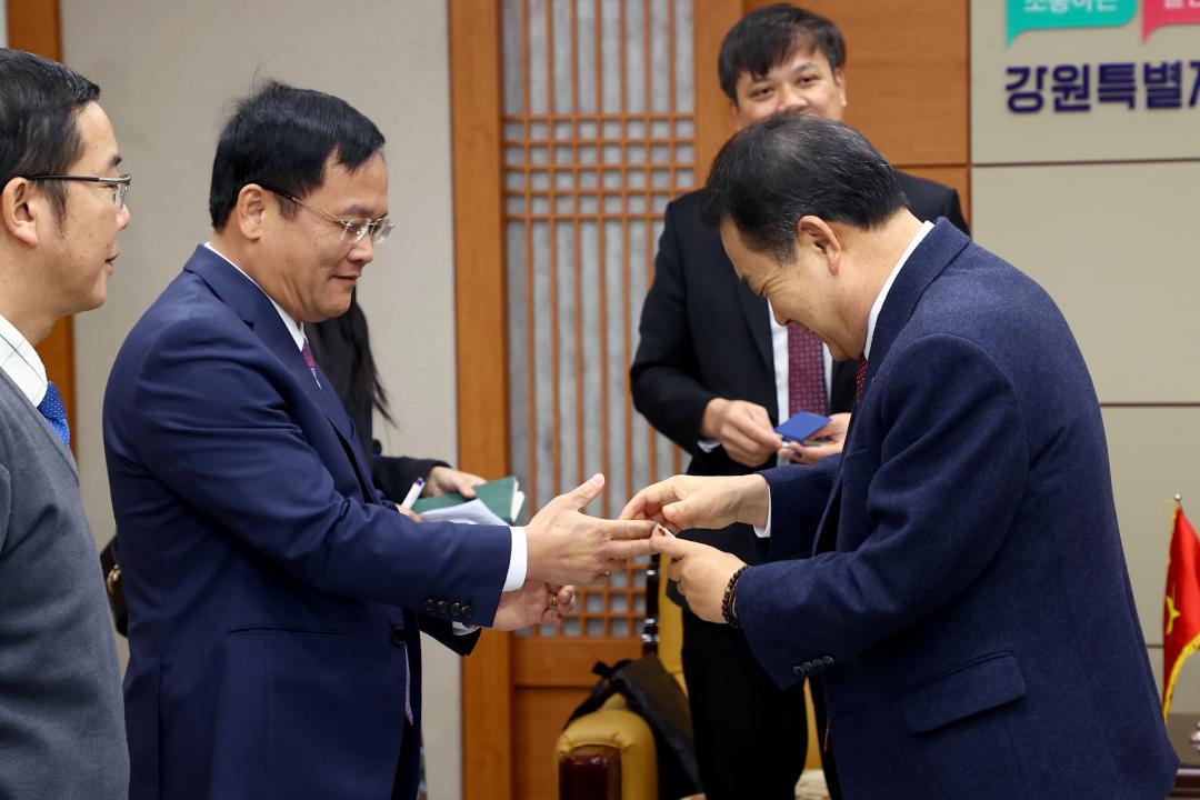 '베트남 디엔비엔성 대표단 강원특별자치도의회 내방' 게시글의 사진(5) '2025-12-30 베트남 디엔비엔성 대표단 강원특별자치도의회 내방 (5).jpg'