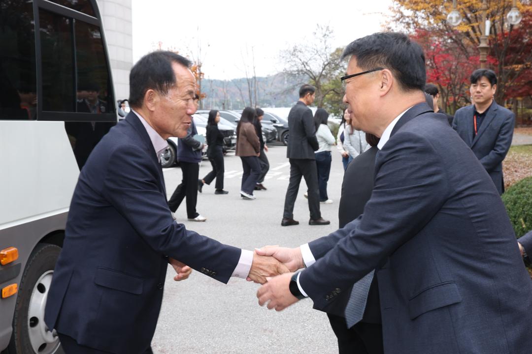 '제333회 농림수산위원회 현지시찰(산림과학연구원)' 게시글의 사진(2) '2024-11-14 제333회 농림수산위원회 현지시찰(산림과학연구원) (2).jpg'