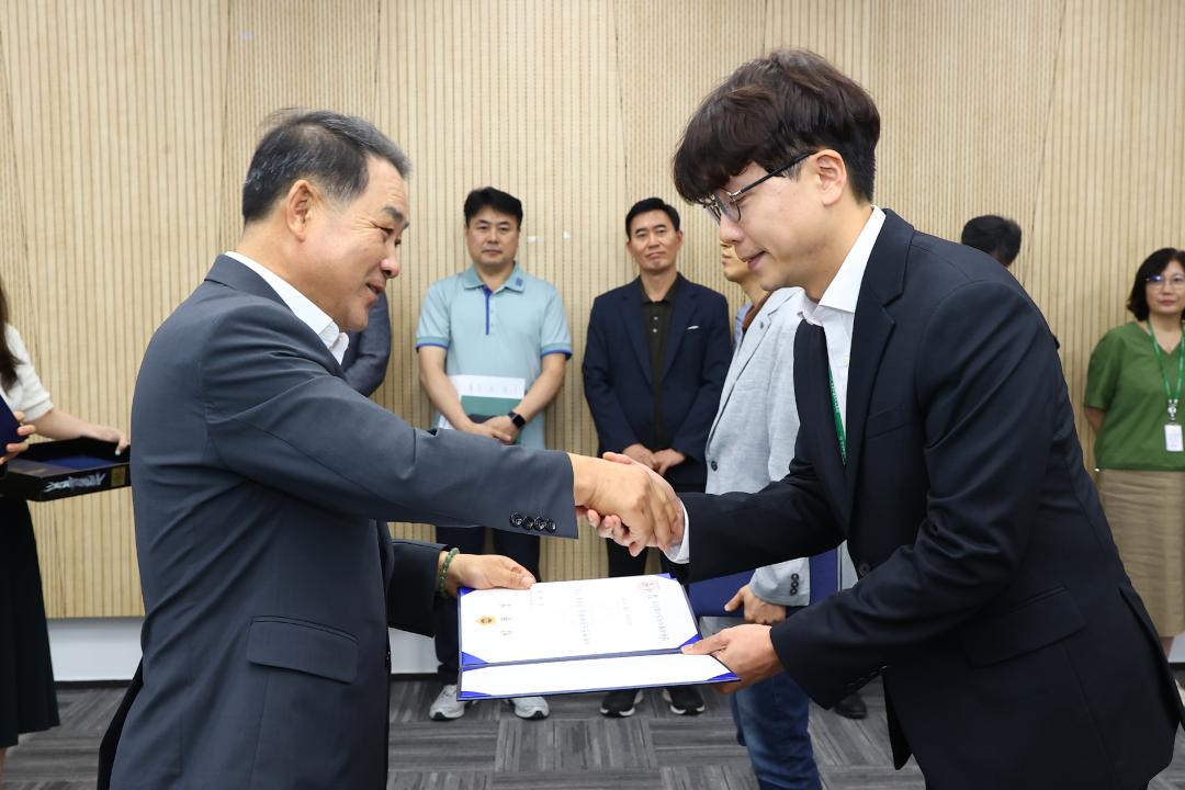 '강원특별자치도의회사무처 공무원 임용장 수여식' 게시글의 사진(15) '2025-07-22 강원특별자치도의회사무처 공무원 임용장 수여식 (15).jpg'