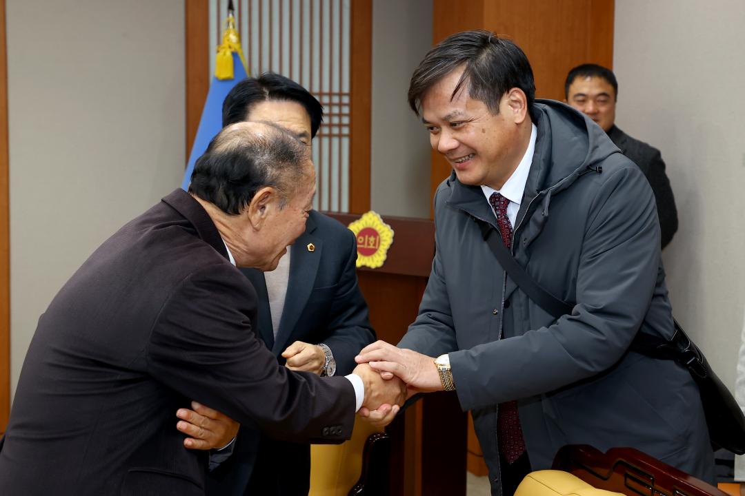 '베트남 디엔비엔성 대표단 강원특별자치도의회 내방' 게시글의 사진(3) '2025-12-30 베트남 디엔비엔성 대표단 강원특별자치도의회 내방 (3).jpg'