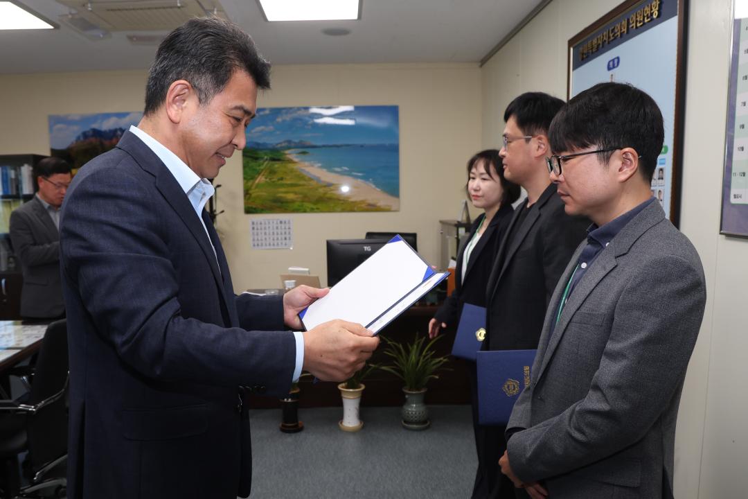 '강원특별자치도의회 임용장 수여식' 게시글의 사진(9) '2025-04-28 임용장 수여식 (7).jpg'