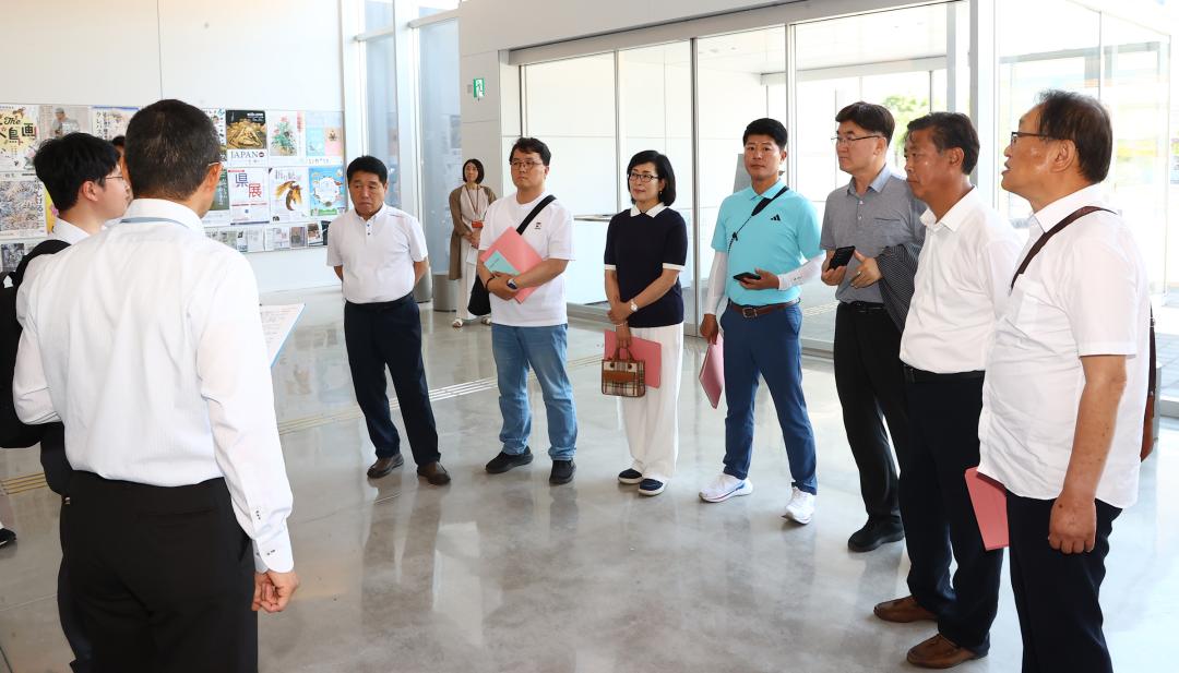 '강원특별자치도의회 한일국제교류협회 2025년 일본 돗토리현 방문' 게시글의 사진(21) '2025-07-29 강원특별자치도의회 한일국제교류협회 2025년 일본 돗토리현 방문 (23)_02_돗토리 현립미술관 시찰.jpg'