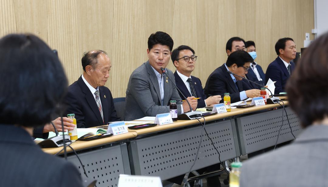 '강원특별자치도의회 글로벌문화공동체발전연구회 세미나 및 연구용역 중간보고회' 게시글의 사진(12) '2025-10-22 글로벌문화공동체발전연구회 세미나 및 연구용역 중간보고회 (12).jpg'