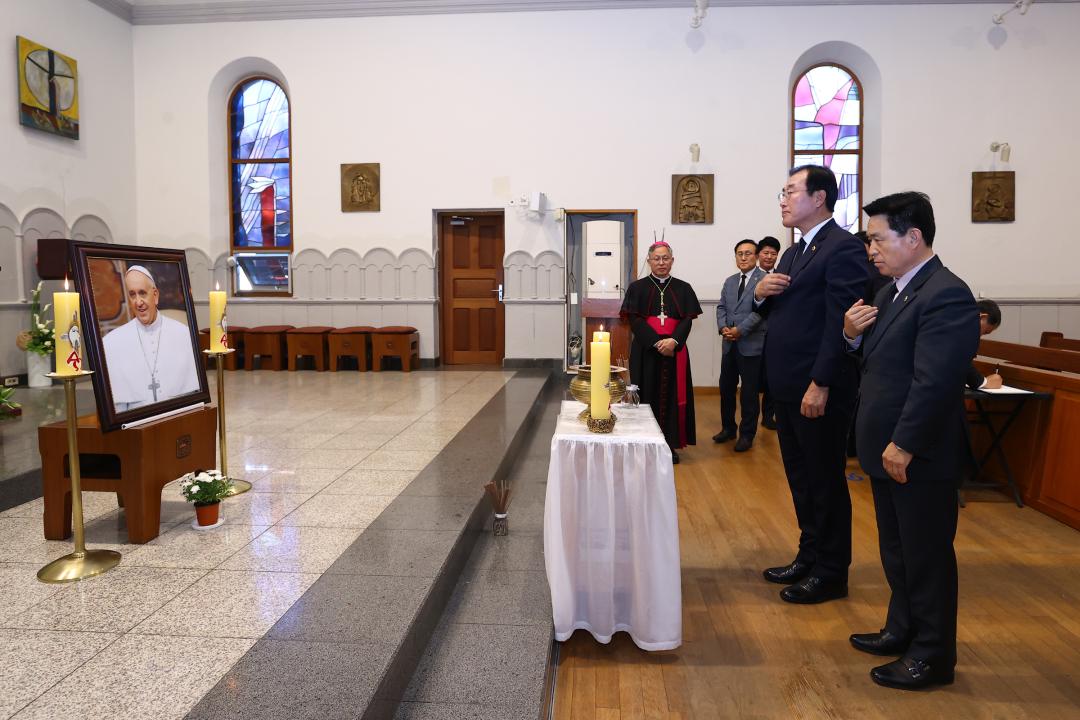 '제266대 프란치스코 교황 선종을 애도하기 위한 강원특별자치도의회 조문단 분향소 방문' 게시글의 사진(11) '2025-04-23 제266대 프란치스코 교황 선종을 애도하기 위한 강원특별자치도의회 조문단 분향소 방문 (10).jpg'