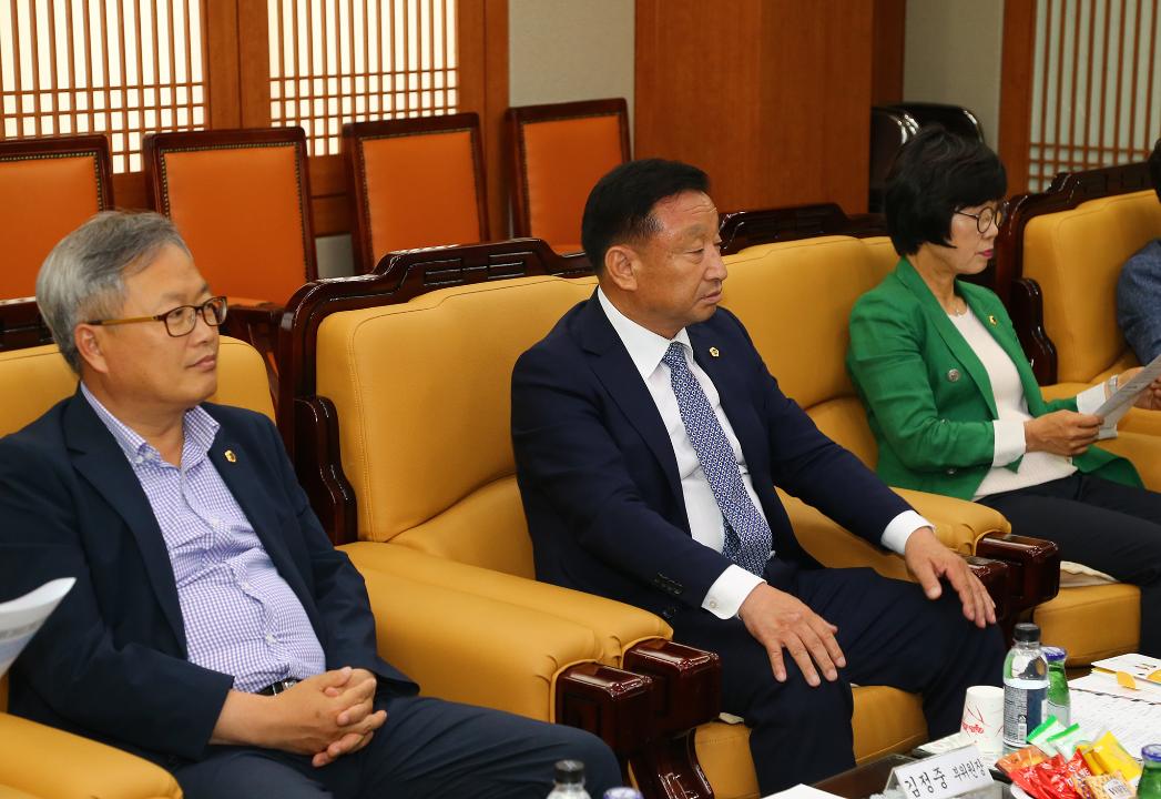 '농림수산위원회와 농업인단체와의 간담회' 게시글의 사진(7) '2019-06-11 농림수산위원회와 농업인단체와의 간담회 (7).jpg'