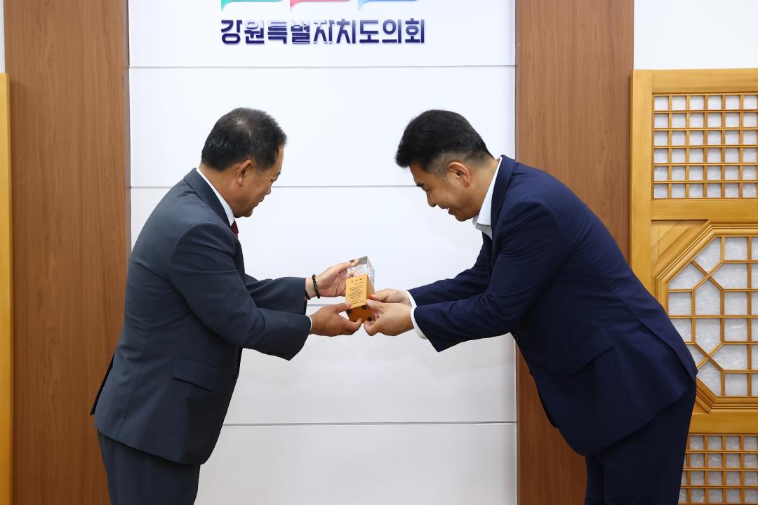 '제11대 후반기 강원특별자치도의회 의장 및 운영위원장 감사패 전달식' 게시글의 사진(3) '2026-06-17 제11대 후반기 강원특별자치도의회 의장 및 운영위원장 감사패 전달식 (3).jpg'