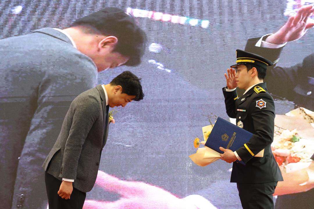 '제42기 소방사반 졸업 및 임명식' 게시글의 사진(16) '2026-01-23 제42기 소방사반 졸업 및 임명식 (15).jpg'