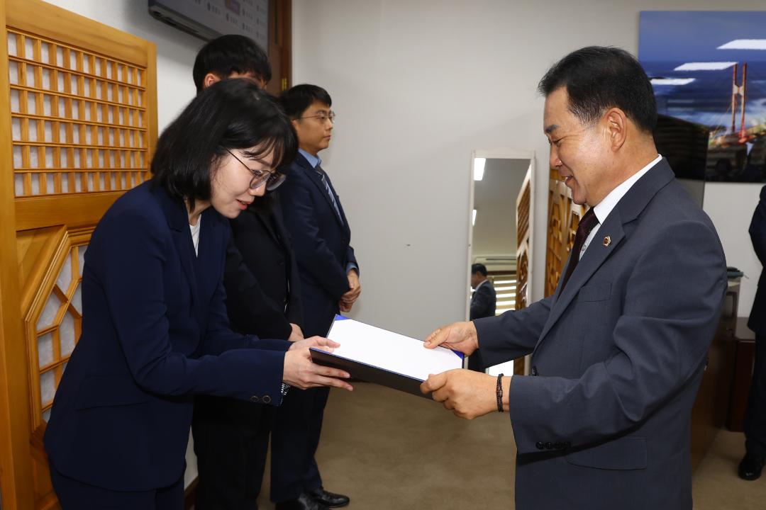 '강원특별자치도의회 신규 임용장 수여식' 게시글의 사진(14) '2025-09-29 임용장 수여식 (14).jpg'