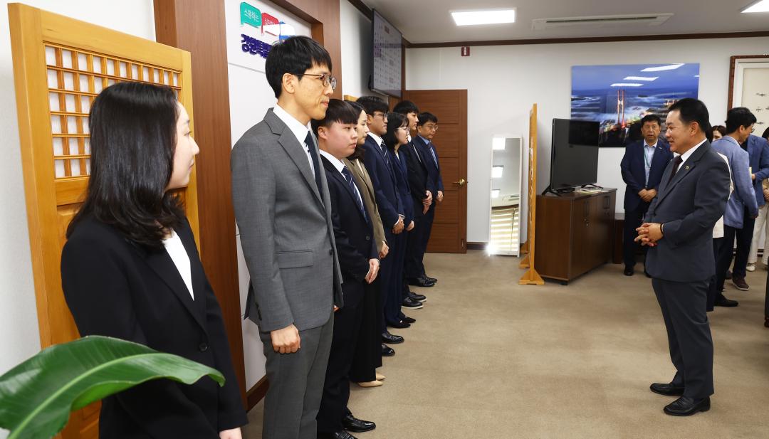 '강원특별자치도의회 신규 임용장 수여식' 게시글의 사진(1) '2025-09-29 임용장 수여식 (1).jpg'