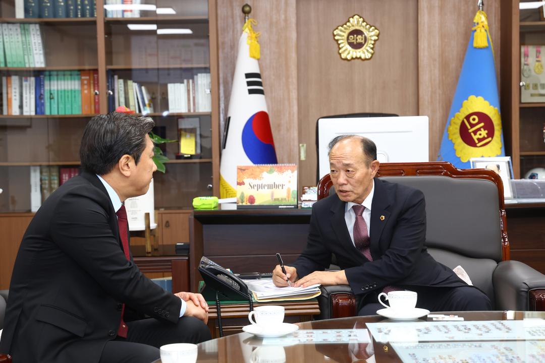'강원특별자치도의회 방문(제10대 강원시군의장협의회 임원)' 게시글의 사진(5) '2026-09-30 강원특별자치도의회 방문(제10대 강원시군의장협의회 임원) (4).jpg'