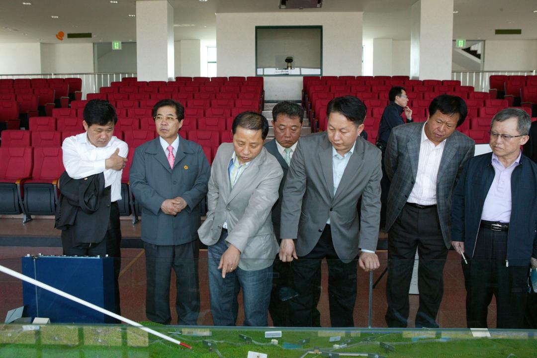 '철원 평화 문화광장 조성공사장 현지시찰' 게시글의 사진(6) '2009-04-14 철원 평화 문화광장 조성공사장 현지시찰 (6).jpg'