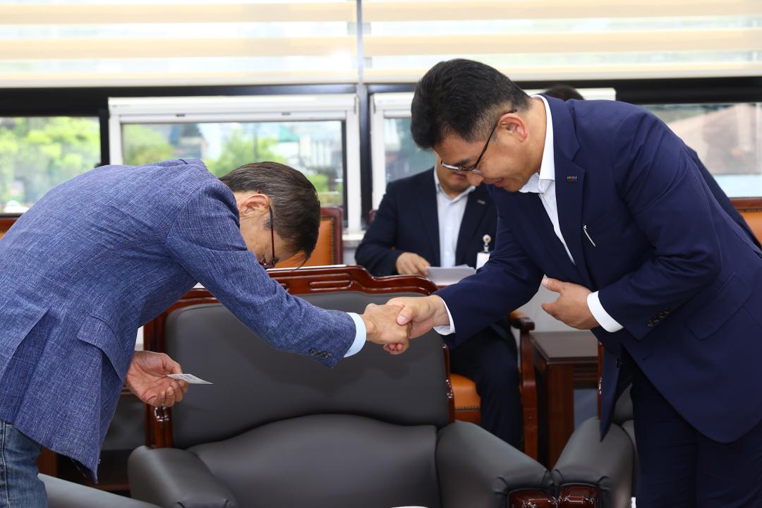 '강원특별자치도 출범 2주년(강원도의회 개원69주년) 기념 초청연사 환담' 게시글의 사진(8) '2025-06-05 강원특별자치도 출범 2주년 기념 초청연사 환담 (9).jpg'