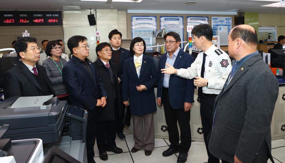 '안전건설위원회 강원특별자치도 119종합상황실방문' 게시글의 사진(3) '2025-02-11 안전건설위원회 강원특별자치도 119종합상황실방문 (5).jpg'