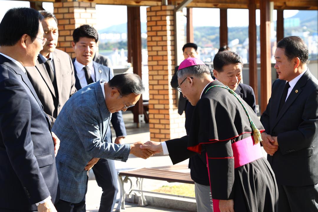'제266대 프란치스코 교황 선종을 애도하기 위한 강원특별자치도의회 조문단 분향소 방문' 게시글의 사진(3) '2025-04-23 제266대 프란치스코 교황 선종을 애도하기 위한 강원특별자치도의회 조문단 분향소 방문 (2).jpg'