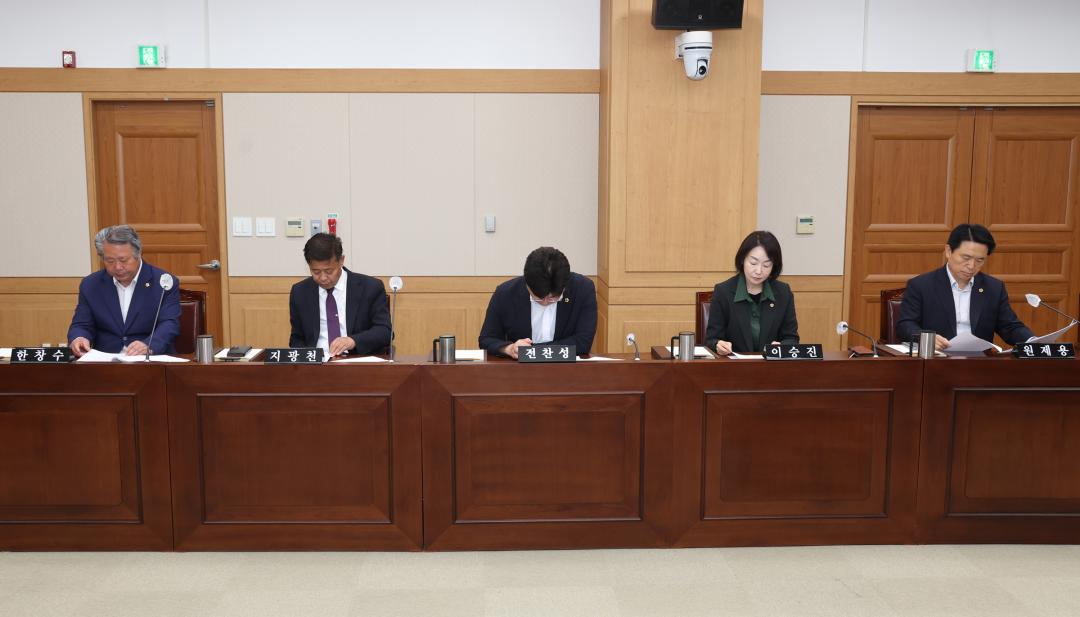 '제337회 제3차 강원문화재단 대표이사 인사청문특별위원회' 게시글의 사진(9) '2025-05-15 제337회 제3차 강원문화재단 대표이사 인사청문특별위원회 (9).jpg'