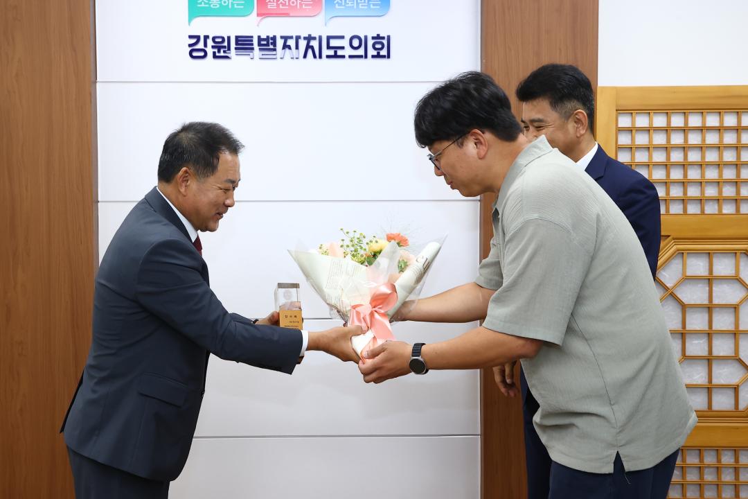 '제11대 후반기 강원특별자치도의회 의장 및 운영위원장 감사패 전달식' 게시글의 사진(4) '2026-06-17 제11대 후반기 강원특별자치도의회 의장 및 운영위원장 감사패 전달식 (4).jpg'