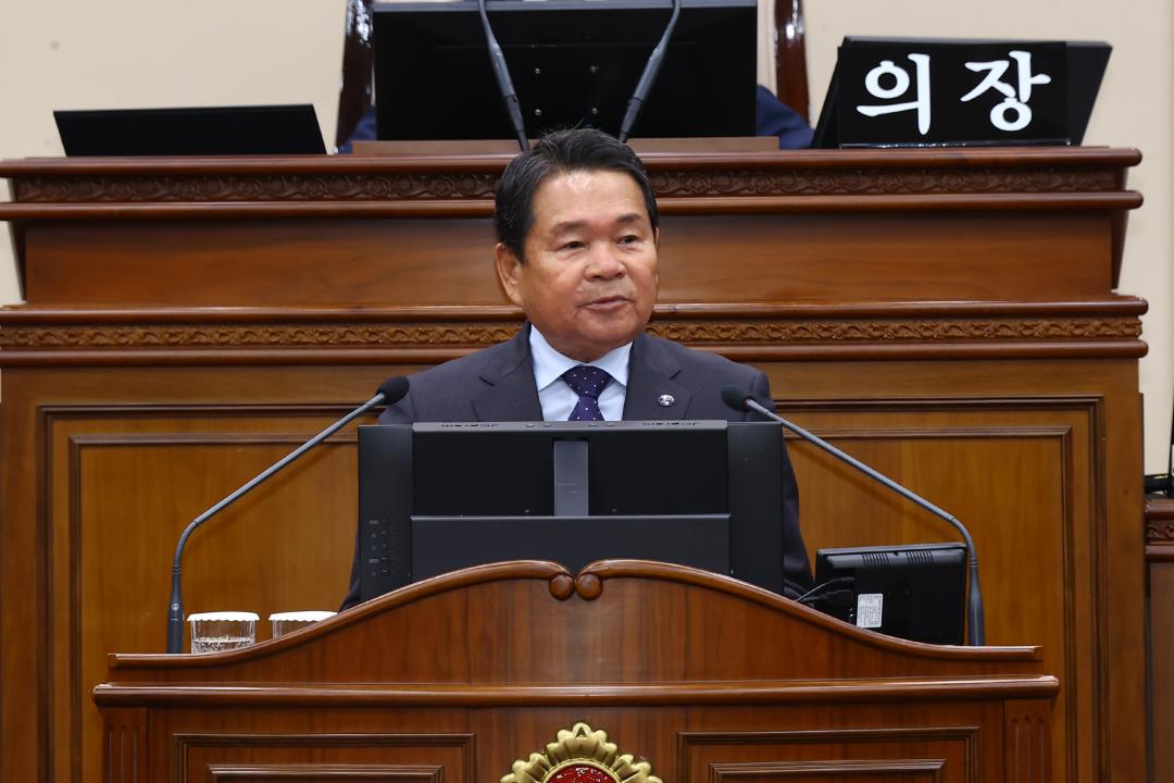 '제337회 제2차 본회의' 게시글의 사진(41) '2025-05-21 제337회 제2차 본회의 (41) 추가경정예산안통과에 따른 감사인사 신경호교육감.jpg'