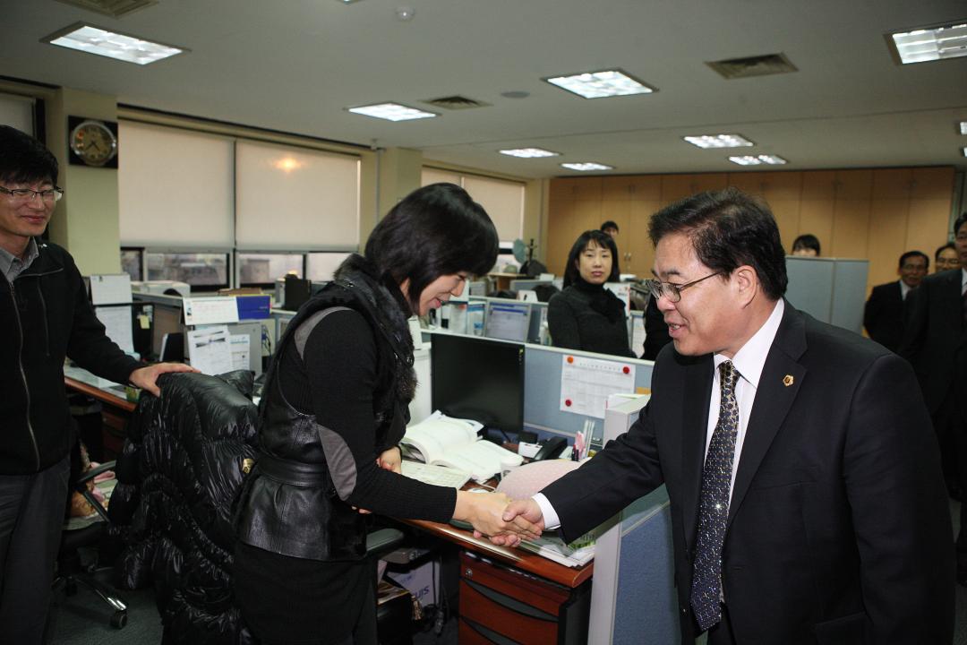 '의장 의회사무처직원 격려' 게시글의 사진(7) '2011-12-29 의장 의회사무처직원 격려 (7).jpg'