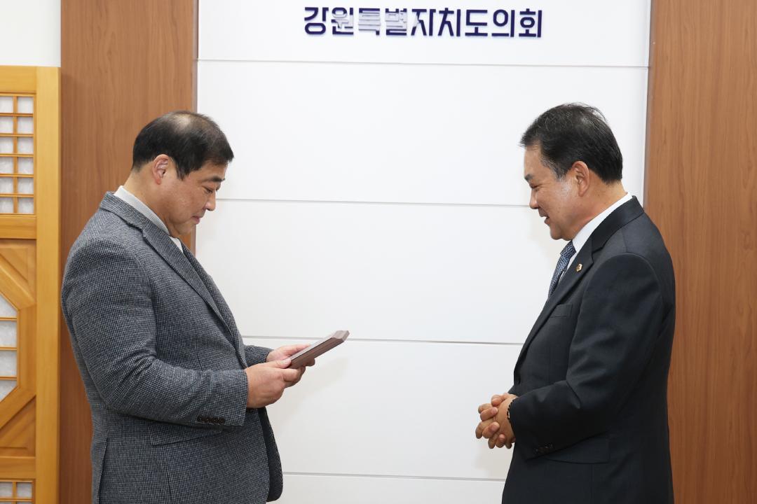 '강원 소방노조 간담 및 감사패 전달식' 게시글의 사진(10) '2025-04-14 강원 소방노조 간담 및 감사패 전달식 (9).jpg'