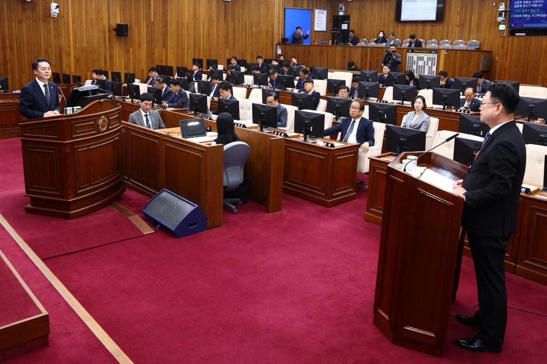 '제341회 제4차 본회의(제3차 도정 및 교육행정에 관한 질문)' 게시글의 사진(23) '2025-10-22 제341회 제4차 본회의(제3차 도정 및 교육행정에 관한 질문) (24) 강정호의원-경제국장.jpg'