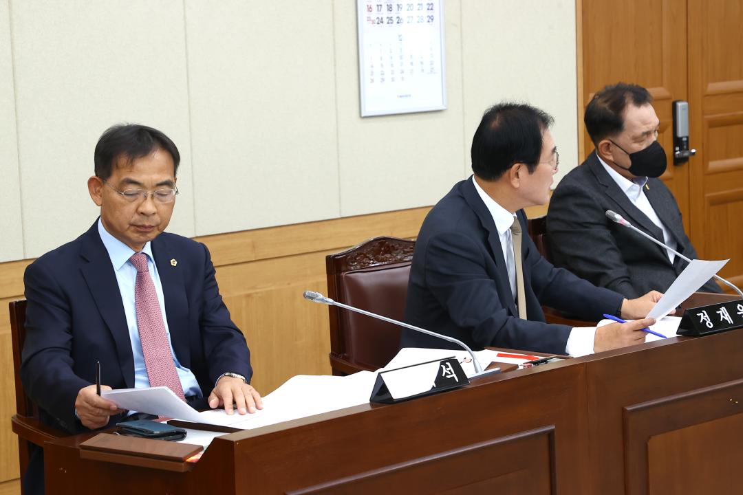 '2025년도 경제산업위원회 행정사무감사(미래산업국)' 게시글의 사진(10) '2025-11-07 2025년도 경제산업위원회 행정사무감사(미래산업국) (10).jpg'