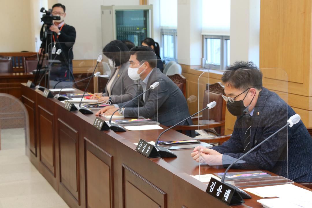'제1차 강원신용보증재단 이사장 인사청문특별위원회' 게시글의 사진(8) '2022-11-02 제1차 강원신용보증재단 이사장 인사청문특별위원회(의회운영위원회) (9).JPG'