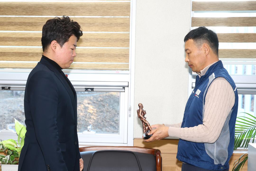 '전국공무원노동조합 소방본부 강원소방지부 안전건설위원회 감사패 전달식' 게시글의 사진(21) '2025-12-12 전국공무원노동조합 소방본부 강원소방지부 안전건설위원회 감사패 전달 (21).jpg'