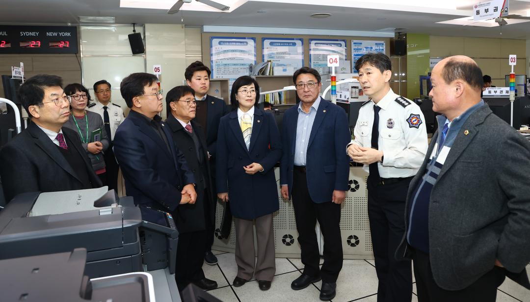 '안전건설위원회 강원특별자치도 119종합상황실방문' 게시글의 사진(1) '2025-02-11 안전건설위원회 강원특별자치도 119종합상황실방문 (3).jpg'