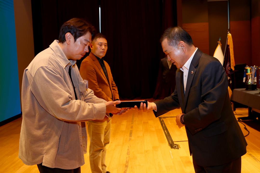 '제107회 전국동계체육대회 강원특별자치도 선수단 유공자 시상식' 게시글의 사진(11) '2026-03-31 제107회 전국동계체육대회 강원특별자치도 선수단 유공자 시상식 (11).jpg'