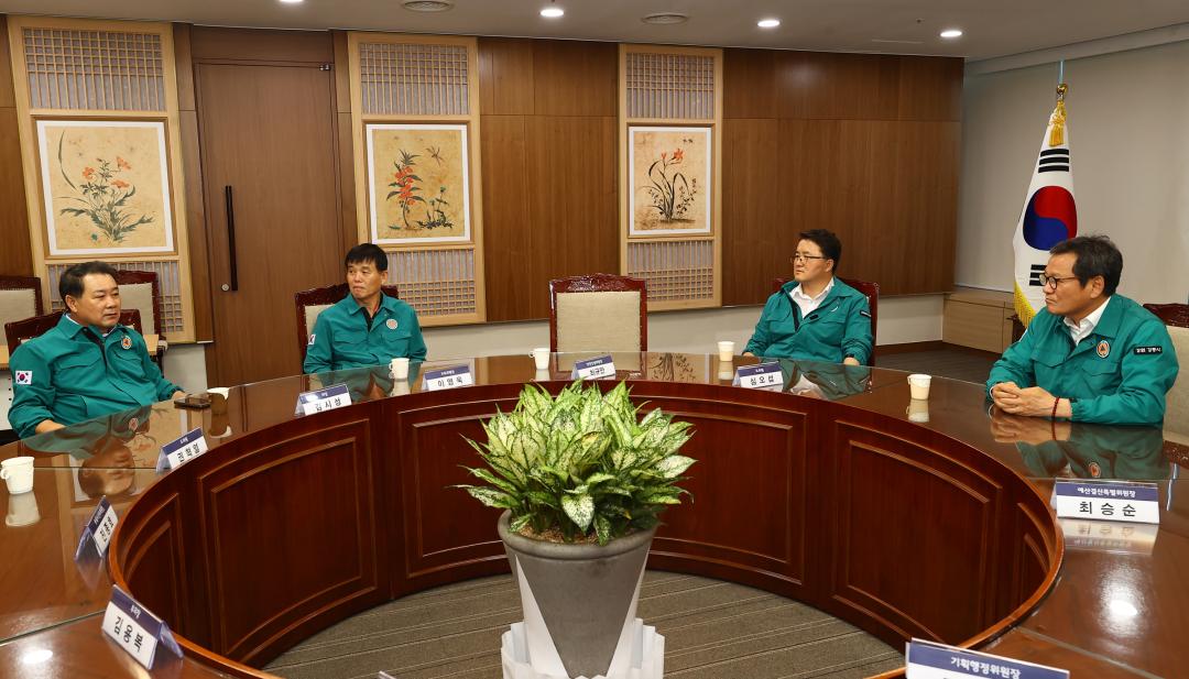 '강원특별자치도의회 강릉시 가뭄위기 극복 생수 전달식' 게시글의 사진(15) '2025-08-28 강원특별자치도의회 강릉시 가뭄위기 극복 생수 전달식 (15).jpg'