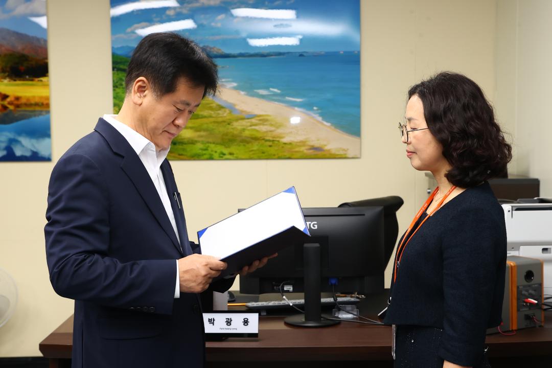 '강원특별자치도의회 인사발령장 전달식' 게시글의 사진(1) '2026-07-01 강원특별자치도의회 인사발령장 전달식 (1).jpg'
