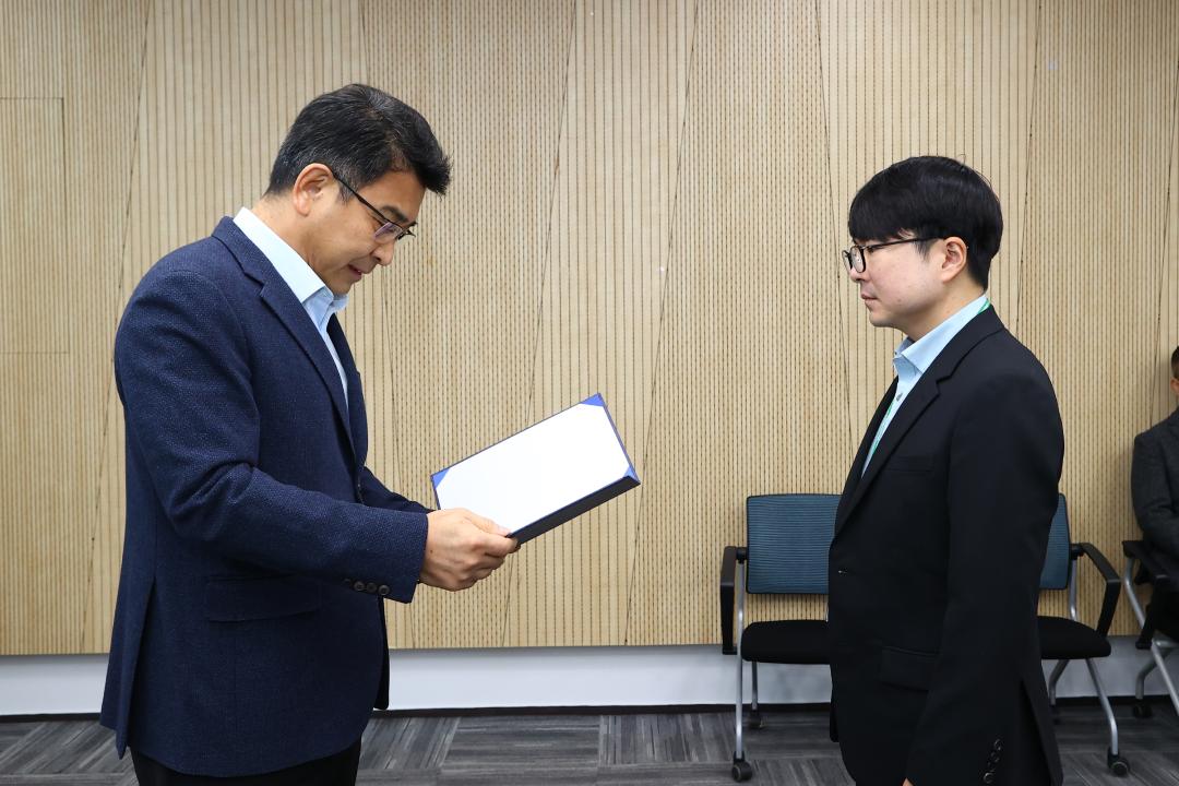 '2026년 강원특별자치도의회 인사발령 임용장 전달식' 게시글의 사진(10) '2026-01-12 2026년 강원특별자치도의회 인사발령 임용장 전달식 (10).jpg'