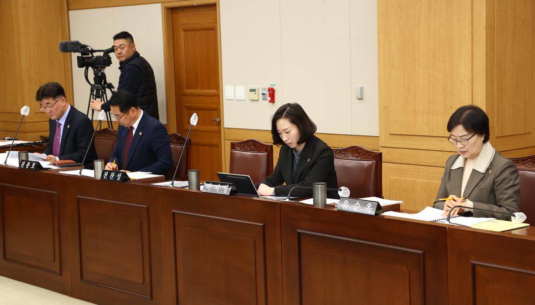 '제335회 제1차 의회운영위원회' 게시글의 사진(9) '2025-03-05 제335회 제1차 의회운영위원회 (9).jpg'