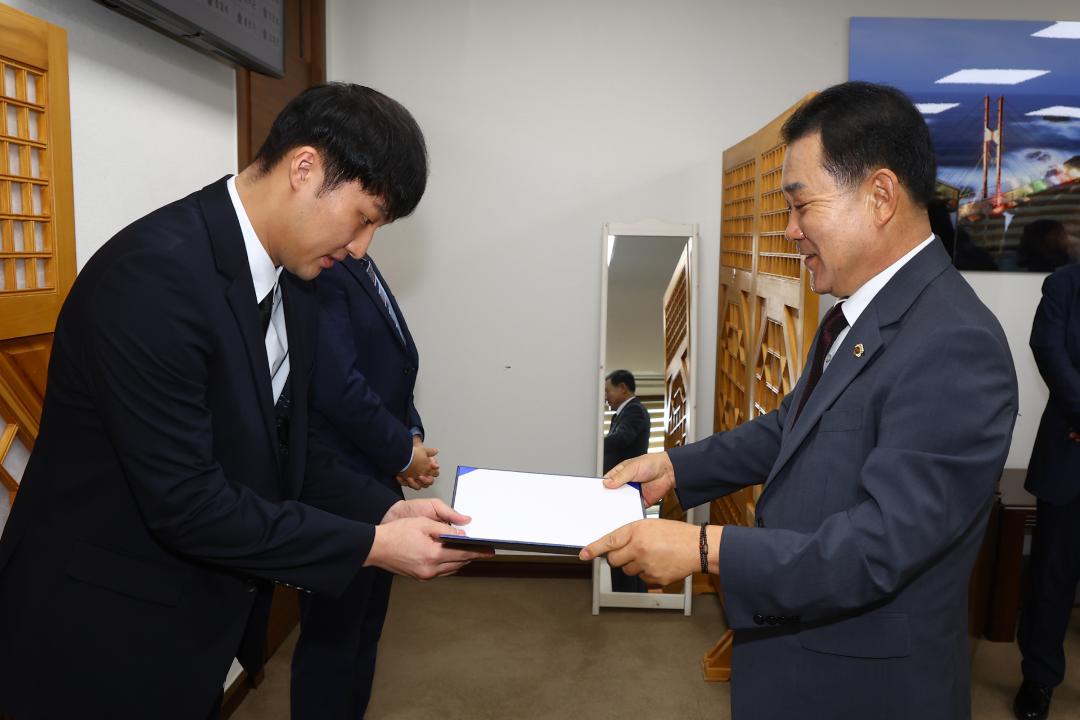 '강원특별자치도의회 신규 임용장 수여식' 게시글의 사진(16) '2025-09-29 임용장 수여식 (16).jpg'