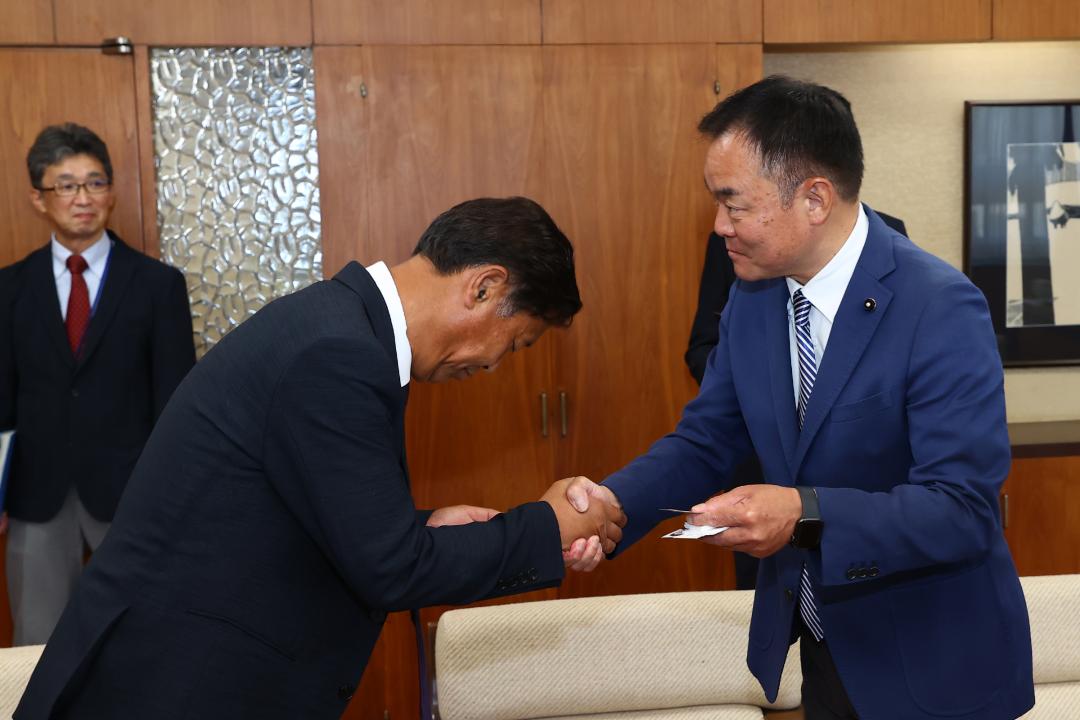 '강원특별자치도의회 한일국제교류협회 2025년 일본 돗토리현 방문' 게시글의 사진(44) '2025-07-29 강원특별자치도의회 한일국제교류협회 2025년 일본 돗토리현 방문 (61)_03_돗토리현의회 의장 예방.jpg'