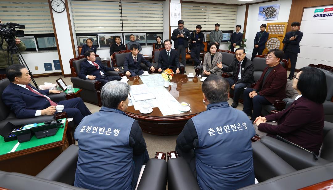 '2025년 강원특별자치도의회 사랑의 연탄 기부 전달식' 게시글의 사진(17) '2025-11-27 2025년 강원특별자치도의회 사랑의 연탄 기부 전달식 (16).jpg'