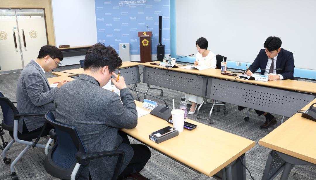 '강원특별자치도의회 미래도시연구회 연구용역 중간보고회' 게시글의 사진(11) '2026-04-02 미래도시연구회 연구용역 중간보고회 (11).jpg'