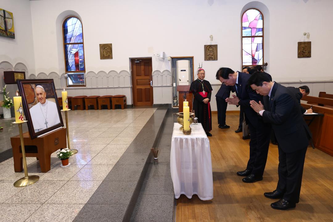 '제266대 프란치스코 교황 선종을 애도하기 위한 강원특별자치도의회 조문단 분향소 방문' 게시글의 사진(10) '2025-04-23 제266대 프란치스코 교황 선종을 애도하기 위한 강원특별자치도의회 조문단 분향소 방문 (9).jpg'