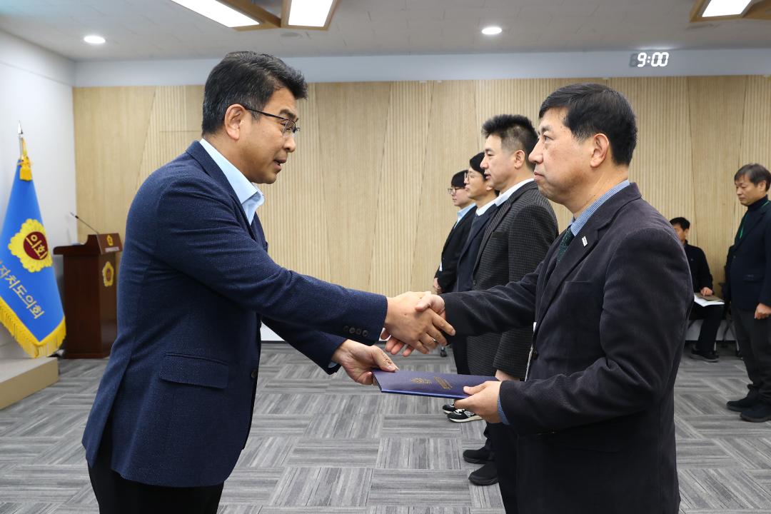 '2026년 강원특별자치도의회 인사발령 임용장 전달식' 게시글의 사진(4) '2026-01-12 2026년 강원특별자치도의회 인사발령 임용장 전달식 (4).jpg'