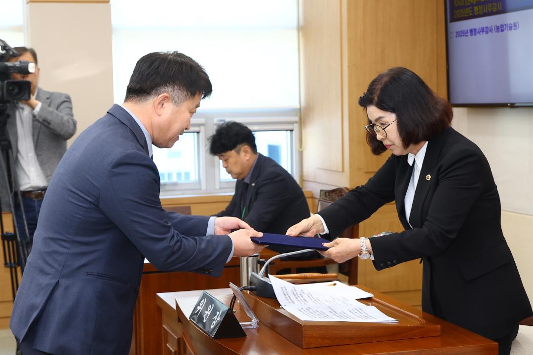 '2025년도 농림수산위원회 행정사무감사(농업기술원)' 게시글의 사진(12) '2025-11-12 2025년도 농림수산위원회 행정사무감사(농업기술원) (12).jpg'