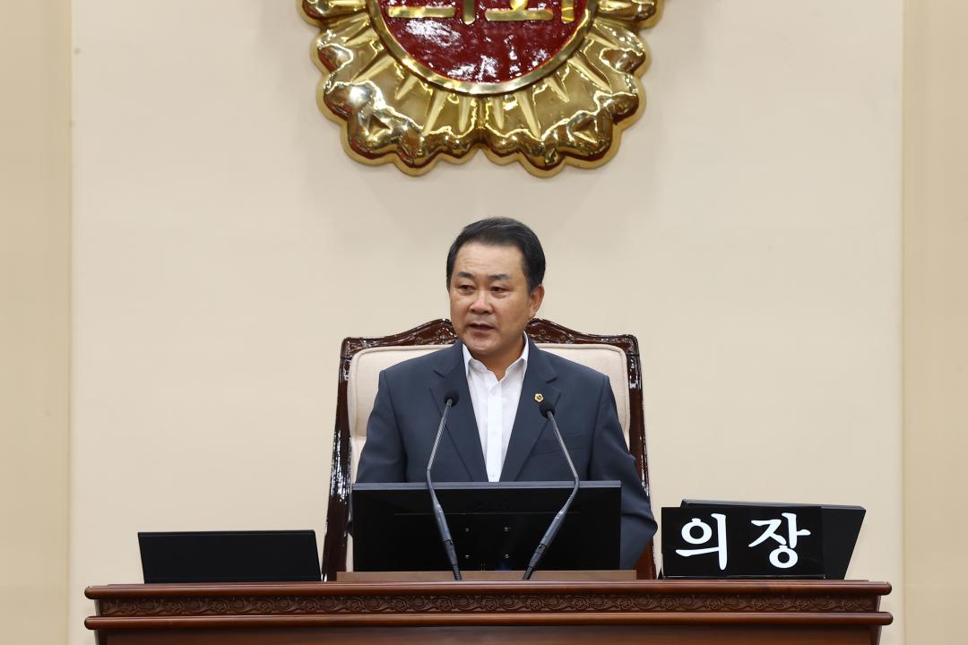 '제339회 제2차 본회의' 게시글의 사진(8) '2025-07-17 제339회 제2차 본회의 (8) 회의진행 김시성의장.jpg'