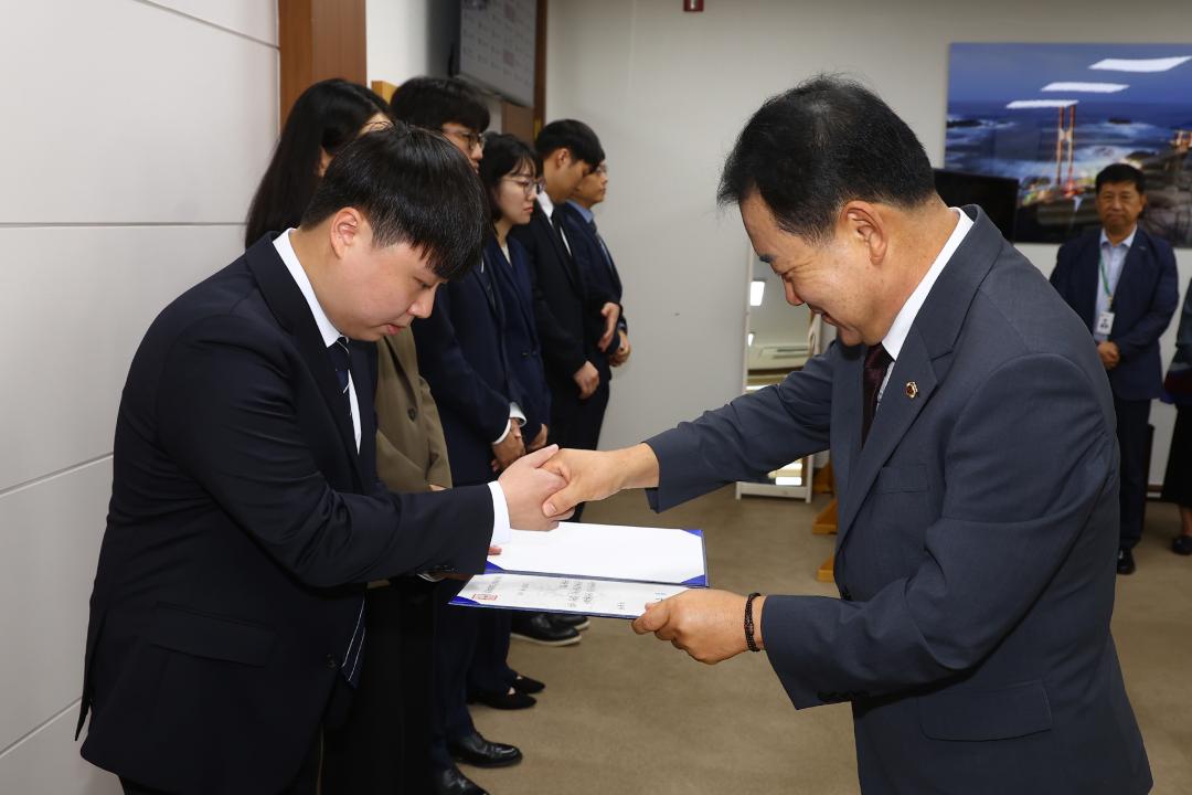 '강원특별자치도의회 신규 임용장 수여식' 게시글의 사진(8) '2025-09-29 임용장 수여식 (8).jpg'