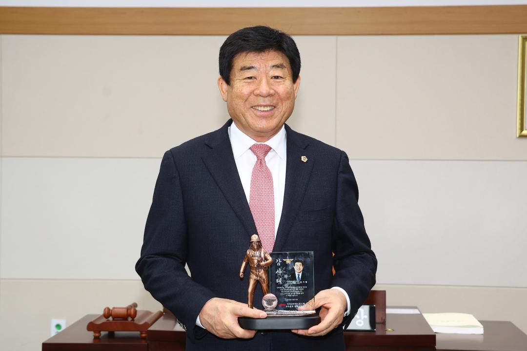 '전국공무원노동조합 소방본부 강원소방지부 안전건설위원회 감사패 전달식' 게시글의 사진(42) '2025-12-12 전국공무원노동조합 소방본부 강원소방지부 안전건설위원회 감사패 전달 (42).jpg'