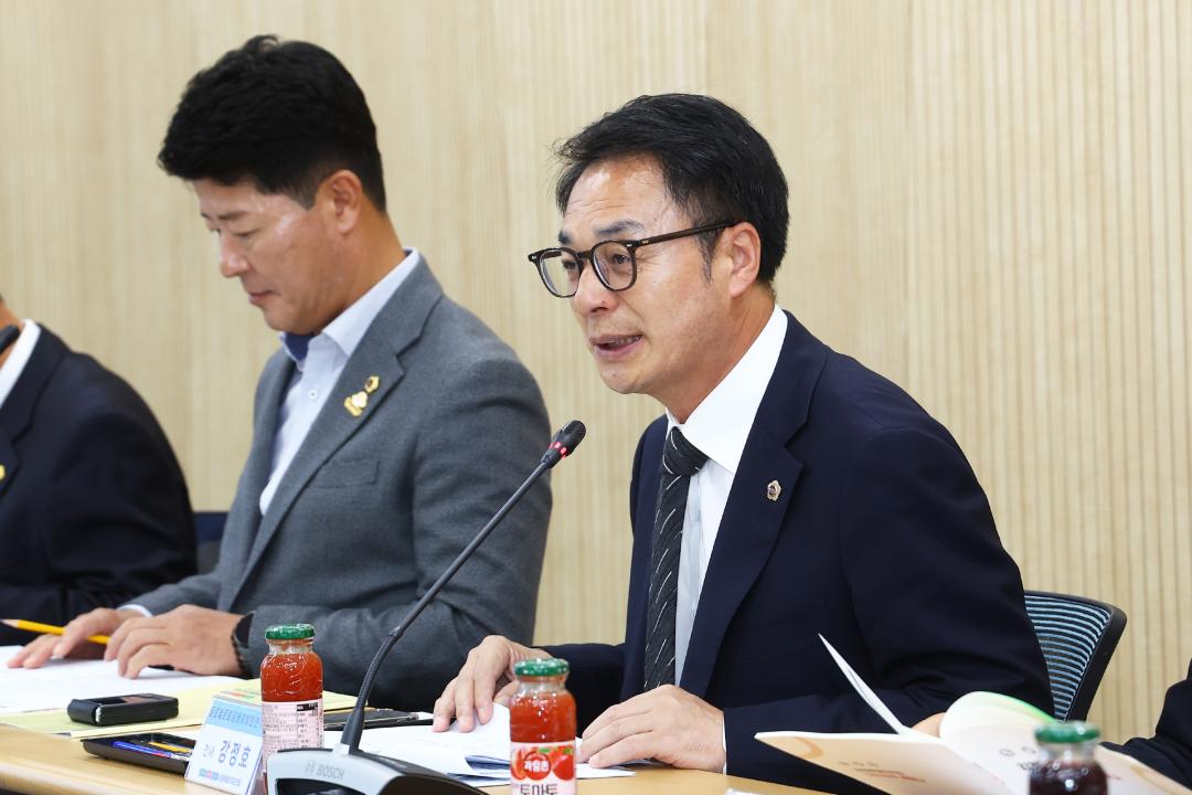 '강원특별자치도의회 글로벌문화공동체발전연구회 세미나 및 연구용역 중간보고회' 게시글의 사진(4) '2025-10-22 글로벌문화공동체발전연구회 세미나 및 연구용역 중간보고회 (4).jpg'